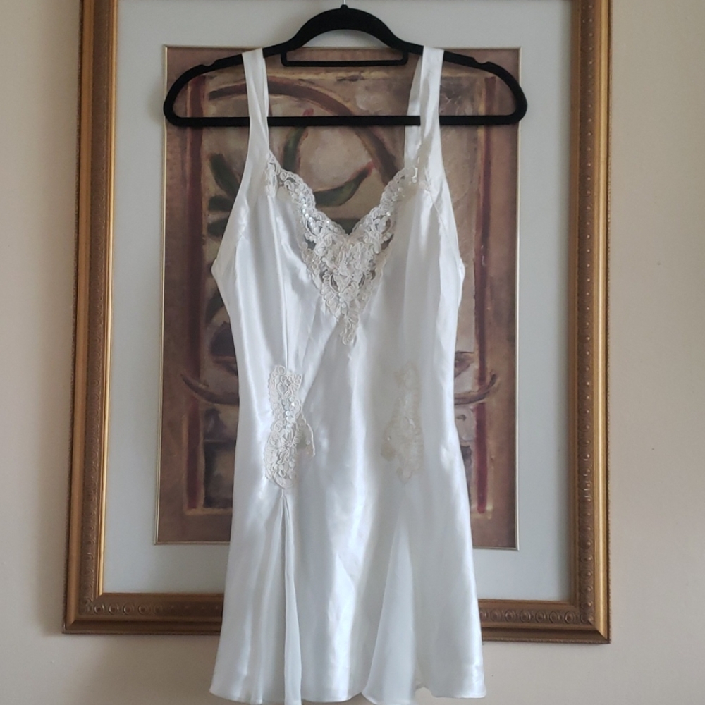 VICTORIA'S SECRET VINTAGE  IVORY CHEMISE  S